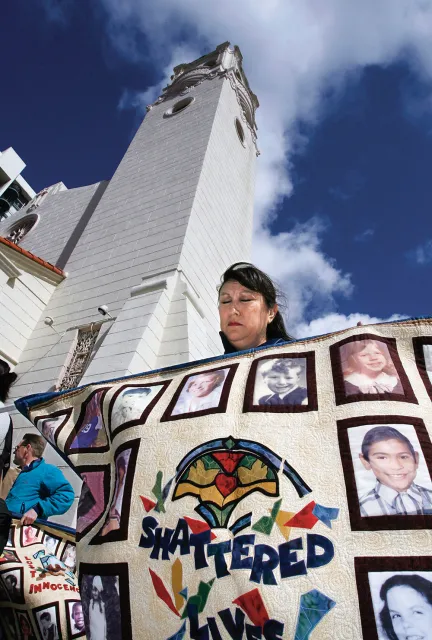 Esther Hatfield-Miller działa na rzecz ofiar księży-pedofilów. Na zdjęciu demonstruje przed katedrą w San Diego, 2007 r. / DENIS POROY / AP / EAST NEWS