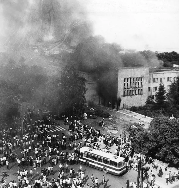 Płonący budynek Komitetu Wojewódzkiego PZPR w Radomiu, 25 czerwca 1976 r. / Fot. Archiwum IPN