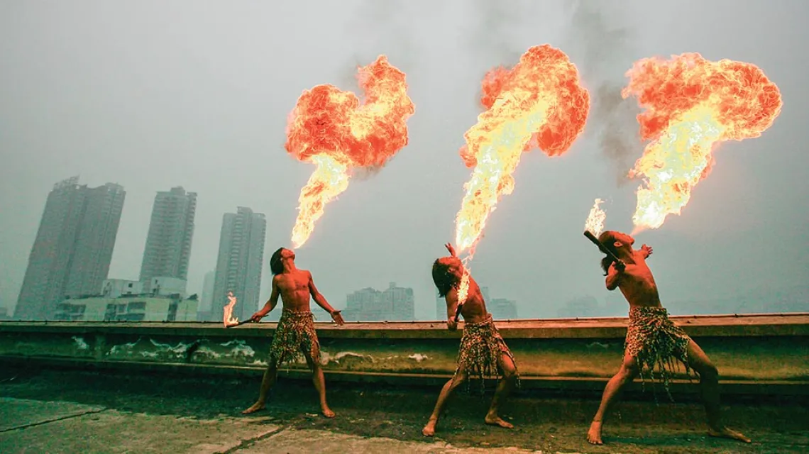 Występy połykaczy ognia w Chongqingu, Chiny, listopad 2007 r. / CHINA PHOTOS / GETTY IMAGES