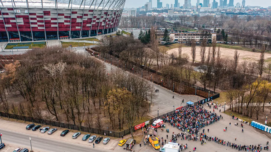 Kolejka Ukraińców po PESEL przed Stadionem Narodowym w Warszawie. 29 marca 2022 r. / JERZY DUDEK / EAST NEWS