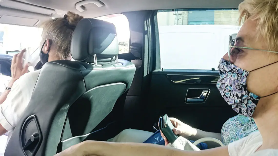 MARIA (z lewej, za kierownicą) nie mogła poznać miasta podczas lockdownu, gdy zniknęli turyści. / ELIZA LESZCZYŃSKA-PIENIAK