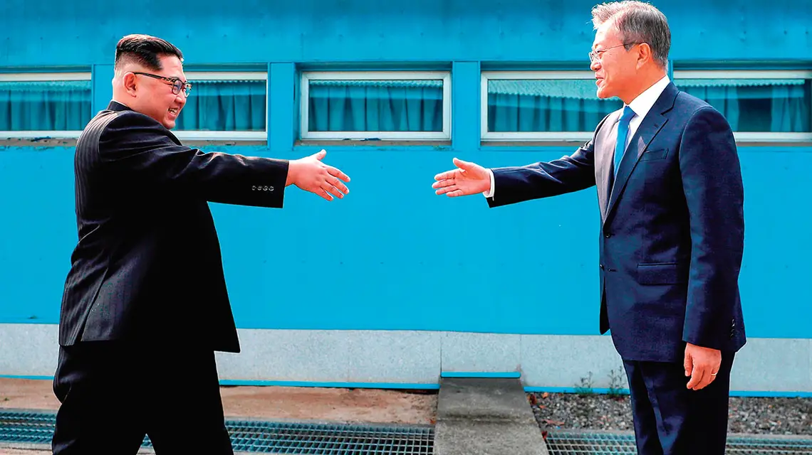 Prezydenci Kim Dzong Un i Moon Jae-in na linii demarkacyjnej, Panmunjom, 27 kwietnia 2018 r. / AP / EAST NEWS