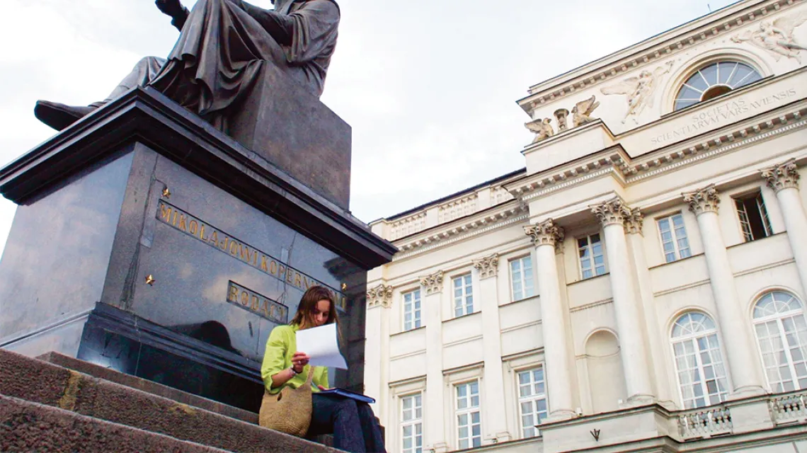 Pomnik Mikołaja Kopernika przed siedzibą PAN w Warszawie. / JACEK HEROK / NEWSWEEK POLSKA / REPORTER