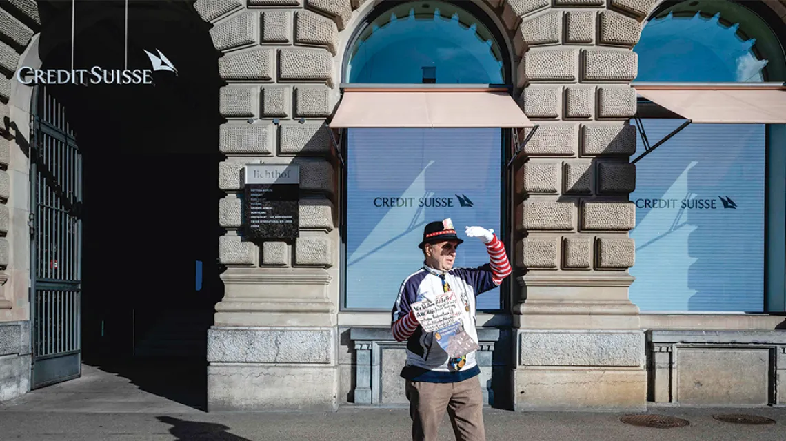 Emeryt protestuje przed centralą Credit Suisse. Zurych, 20 marca 2023 r. / FABRICE COFFRINI / AFP / EAST NEWS