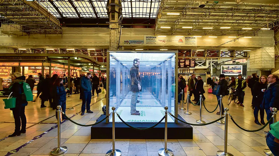 „Budka izolacyjna” na Paddington Station – akcja społeczna zwracająca uwagę na poczucie osamotnienia osób, u których zdiagnozowano nieuleczalną chorobę. Londyn, luty 2015 r. / LEON NEAL / AFP / EAST NEWS
