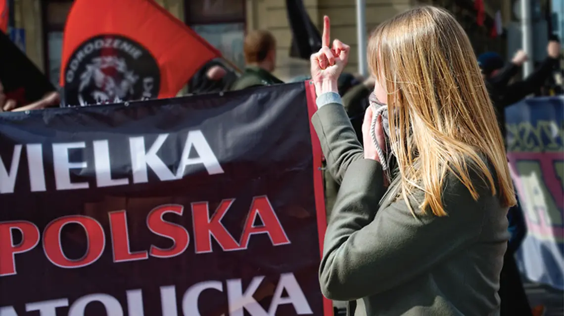 Pierwszomajowy pochód nacjonalistów i reakcja przechodniów, Warszawa 2016 r. / Fot. Maciek Markowski / FORUM
