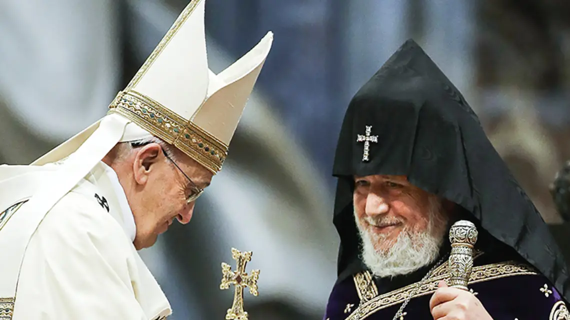 Papież Franciszek i Karekin II, katolikos Apostolskiego Kościoła Ormiańskiego podczas mszy w setną rocznicę ludobójstwa z 1915 r., bazylika św. Piotra, Watykan, 12 kwietnia 2015 r. / Fot. Gregorio Borgia / AP / EAST NEWS