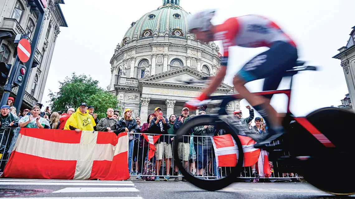 Trasa wyścigu kolarskiego Tour de France obok kościoła Fryderyka (Marmorkirken)  w Kopenhadze, 1 lipca 2022 r. / SERGEI GAPON / ANADOLU AGENCY / GETTY IMAGES