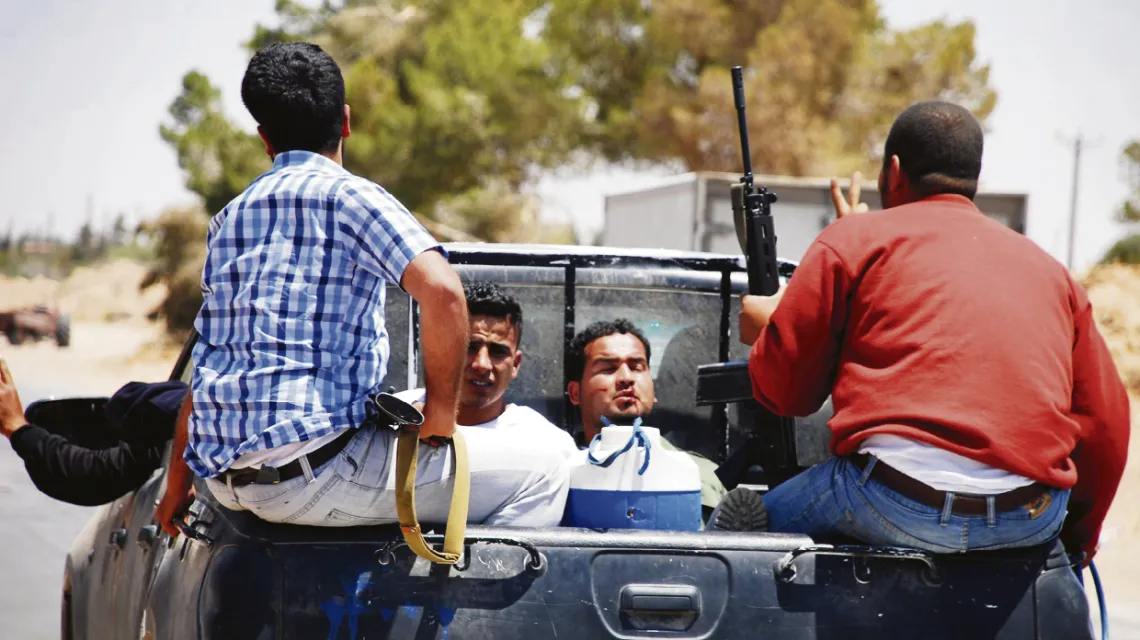 Dwaj ranni żołnierze Kaddafiego, wzięci do niewoli przez powstańców na froncie pod Tawirghą, ok. 20 km od Misuraty. 28 maja 2011 r. / fot. Andrzej Meller / 