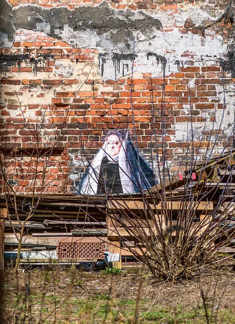 Portret Anny Jagiellonki (kopia obrazu Marcina Kobera z 1586 r.) na ścianie kamienicy na warszawskiej Pradze – instalacja artystyczna Juliena de Casabianca, marzec 2015 r. / GRAŻYNA MYŚLIŃSKA / FORUM