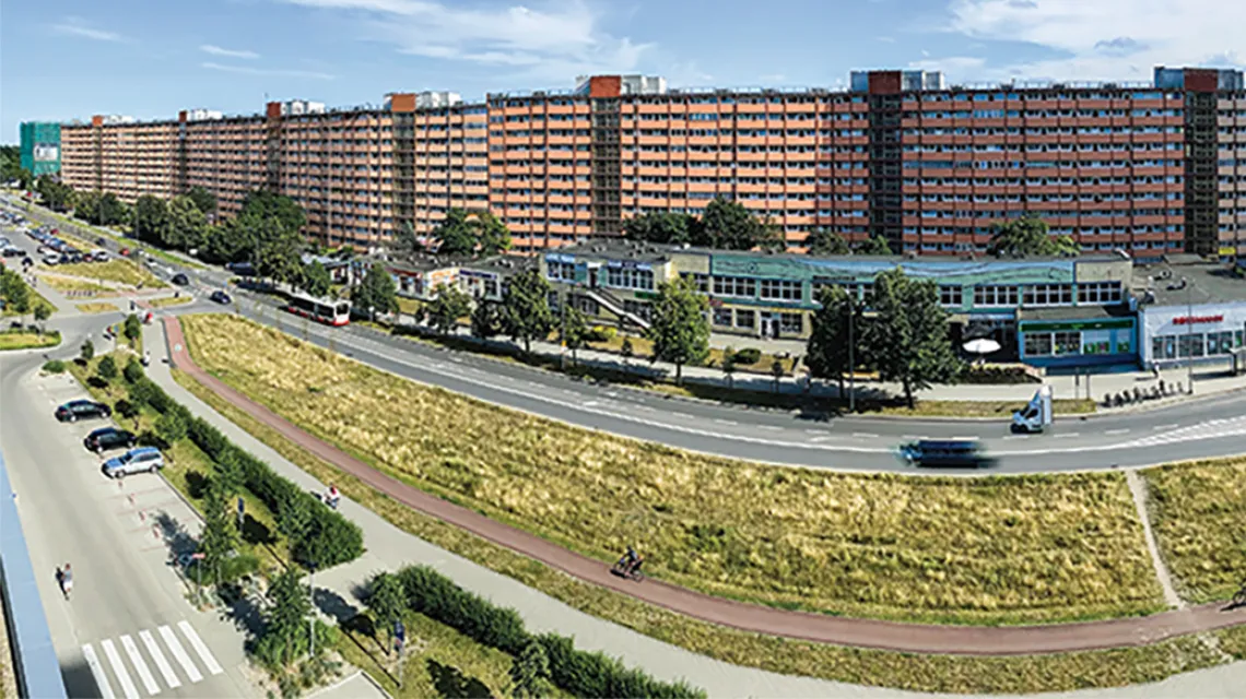 Falowiec przy Obrońców Wybrzeża w Gdańsku, widok z nowego bloku po przeciwnej stronie ulicy. Lipiec 2020 r. / ADAM PODSTAWCZYŃSKI / CC BY-SA 4.0