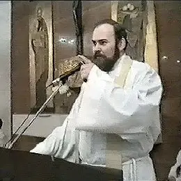 ks. Kazimierz Jancarz (kadr z archiwalnego filmu mistrzejowickiej telewizji) / 