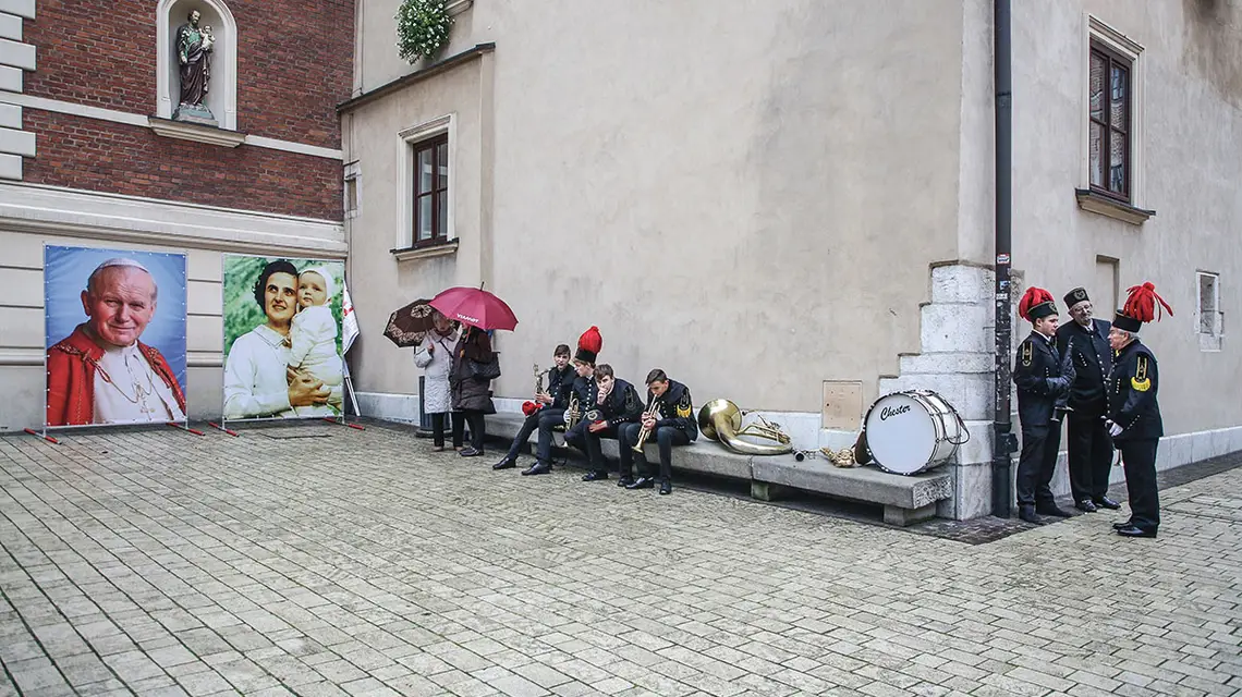 Przed Katedrą na Wawelu, Kraków, październik 2017 r. / BEATA ZAWRZEL / REPORTER