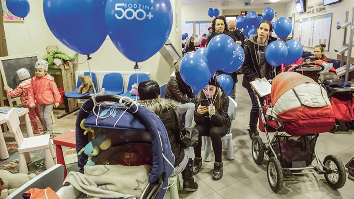 Jedno z poznańskich Centrów Świadczeń, kwiecień 2016 r. / Fot. Marek Lapis / FORUM
