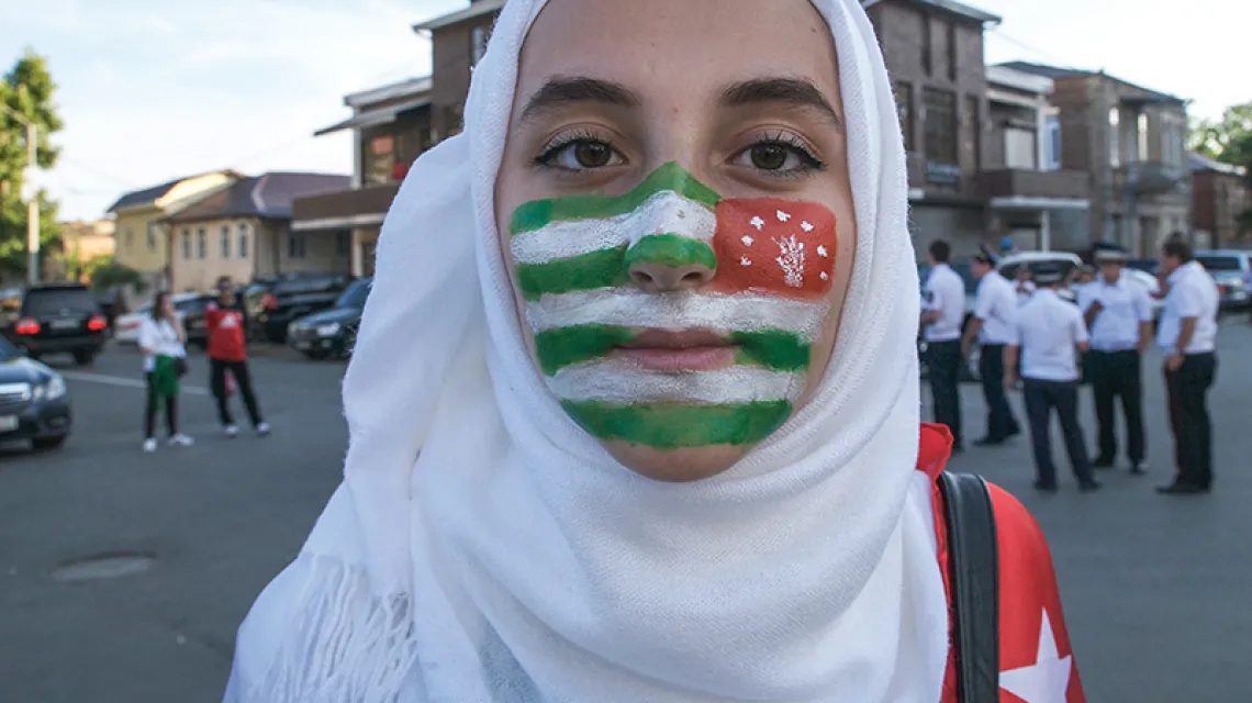 Abchaska fanka z wymalowaną na twarzy flagą tego parapaństwa. Przed meczem finałowym w Suchumi, czerwiec 2016 r. / Fot. Magdalena Chodownik