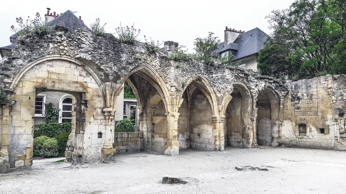 Caen, ruiny kościoła św. Idziego z XI w., zniszczonego podczas bombardowania miasta w 1944 r. / KATARZYNA STAŃKO