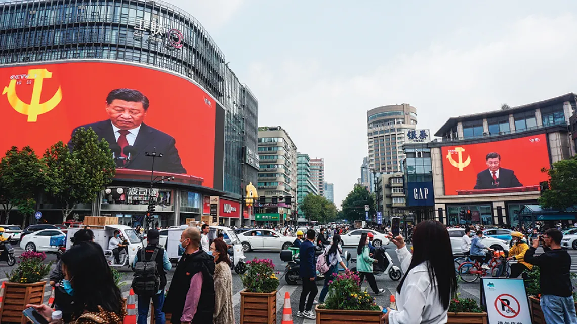 Przemówienie Xi Jinpinga zamykające kongres KPCh, emitowane na ulicach chińskich miast. Hangzhou,23 października 2022 r. / LONG WEI / AP / EAST NEWS