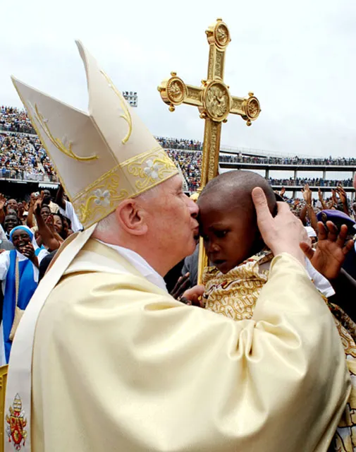 Benedykt XVI podczas uroczystości na stadionie Amadou Ahidjo w Jaunde (Kamerun), 19 marca 2009 r. /fot. KNA-Bild / 