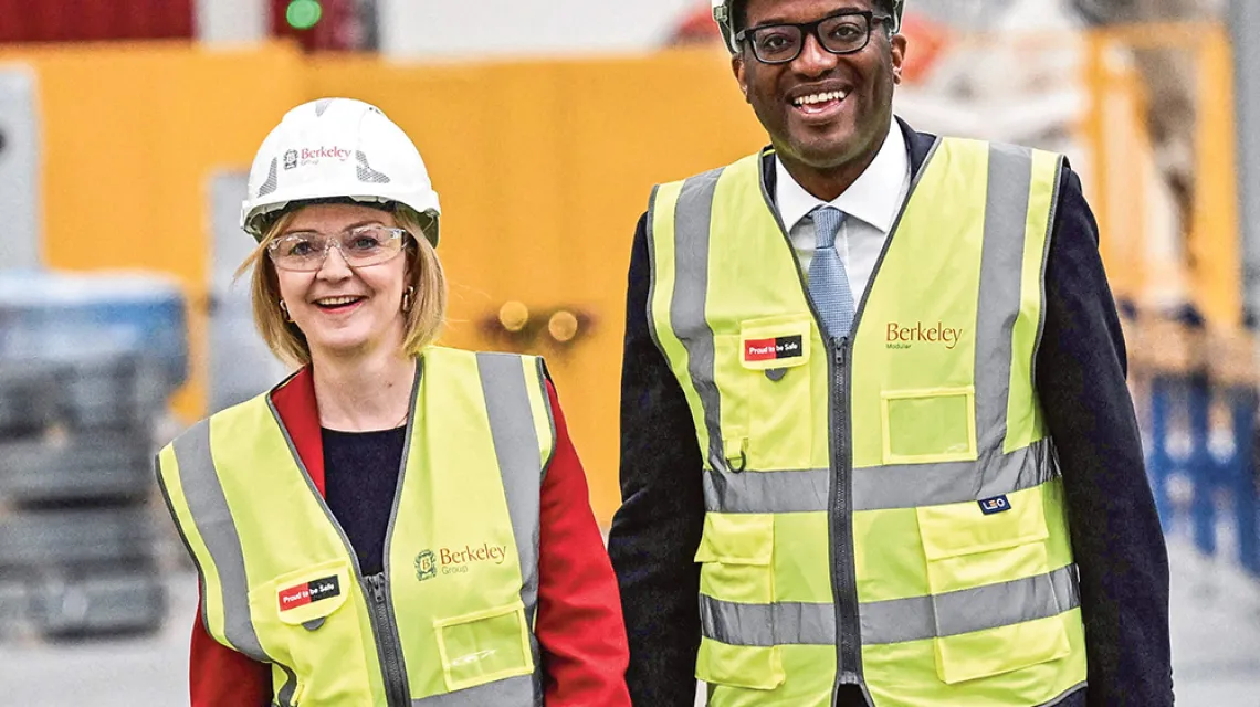 Premier Wielkiej Brytanii Liz Truss i minister finansów Kwasi Kwarteng podczas wizyty w fabryce gotowych domów w Northfleet, 23 września 2022 r. / DYLAN MARTINEZ / EAST NEWS