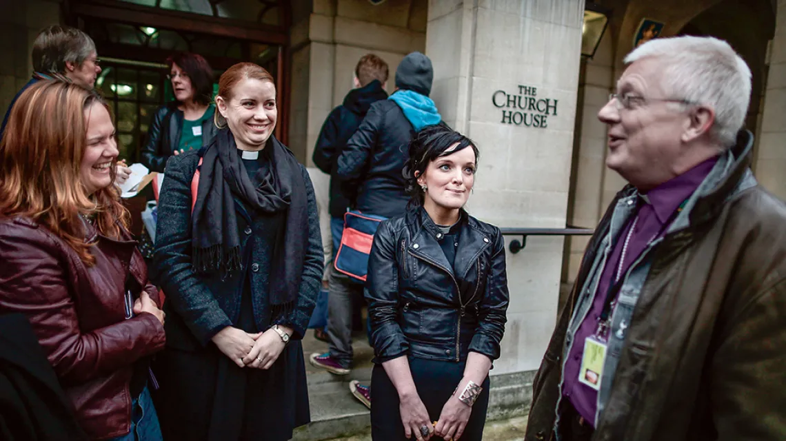 Uczestniczki Synodu Generalnego Kościoła Anglii ks. Jody Stowell, ks. Nicola Shephard i ks. Sally Hitchiner z bp. Peterem Broadbentem. Londyn, 20 listopada 2012 r. / PETER MACDIARMID / GETTY IMAGES