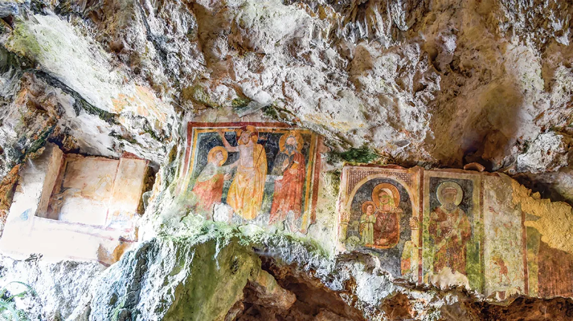 Średniowieczne freski w grotach sanktuarium Crocifisso koło Bassiano, marzec 2021 r. / MASSIMO INSABATO / MONDADORI / GETTY IMAGES