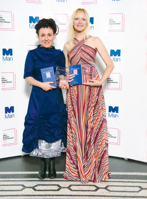Olga Tokarczuk z Jennifer Croft, tłumaczką jej książki „Bieguni”. Gala nagrody Man Booker International, Londyn, 22 maja 2018 r. / MATT CROSSICK / PA / FORUM