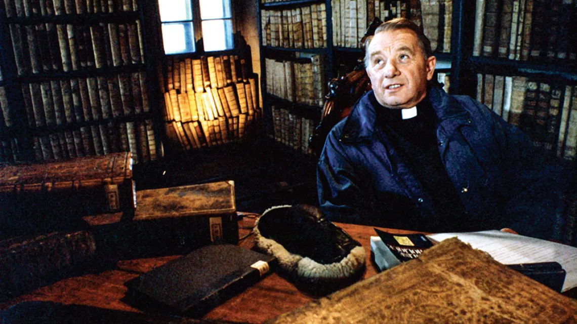 Ksiądz Józef Tischner w bibliotece klasztoru kamedułów. Srebrna Góra, Kraków, 1996 r. / ANNA PIETUSZKO / FORUM