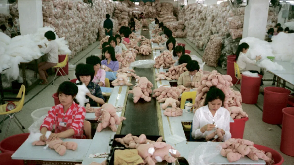 Fabryka lalek „Cabbage Patch Dolls”, bardzo popularnych w Stanach Zjednoczonych w latach 80. Shenzhen, Chiny, 1984 r. / Wally McNamee, Corbis / 