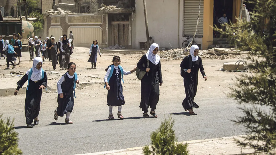 Powrót ze szkoły – już po deklaracji władz o „wyzwoleniu Mosulu”, 12 lipca 2017 r. / FADEL SENNA / AFP / EAST NEWS