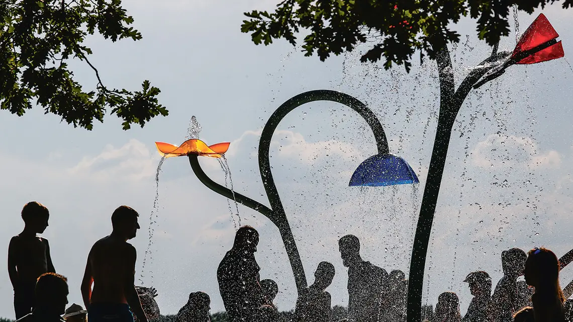 Wodny plac zabaw dla dzieci nad nad Jeziorem Paprocańskim. Tychy, 26 czerwca 2022 r. / TOMASZ KAWKA / EAST NEWS