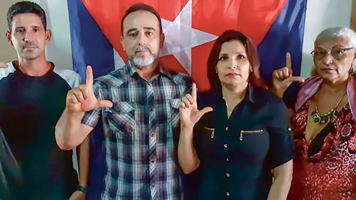 33. rocznica założenia Chrześcijańskiego Ruchu Wyzwolenia (MCL).  Od lewej: Yordan Mariño, Eduardo Cardet, Yaimary Vecino i Marlenis Leyva  pokazują znak wolności (libertad), 8 września 2021 r. / ARCHIWUM PRYWATNE