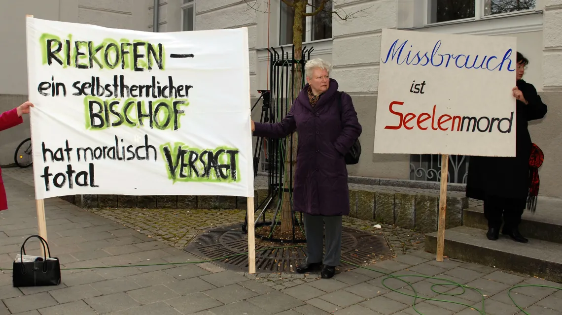 Demonstracja przed sądem; napis na transparencie: "Molestowanie to mord na duszy". / Fot. KNA-Bild / 