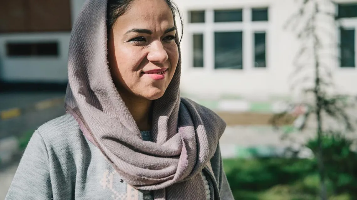Szahba Szahruchi (31 lat) musiała ostatnio zmienić wiele przyzwyczajeń, by nie narażać się na niebezpieczeństwo. Kabul, luty 2021 r. / PAWEŁ PIENIĄŻEK