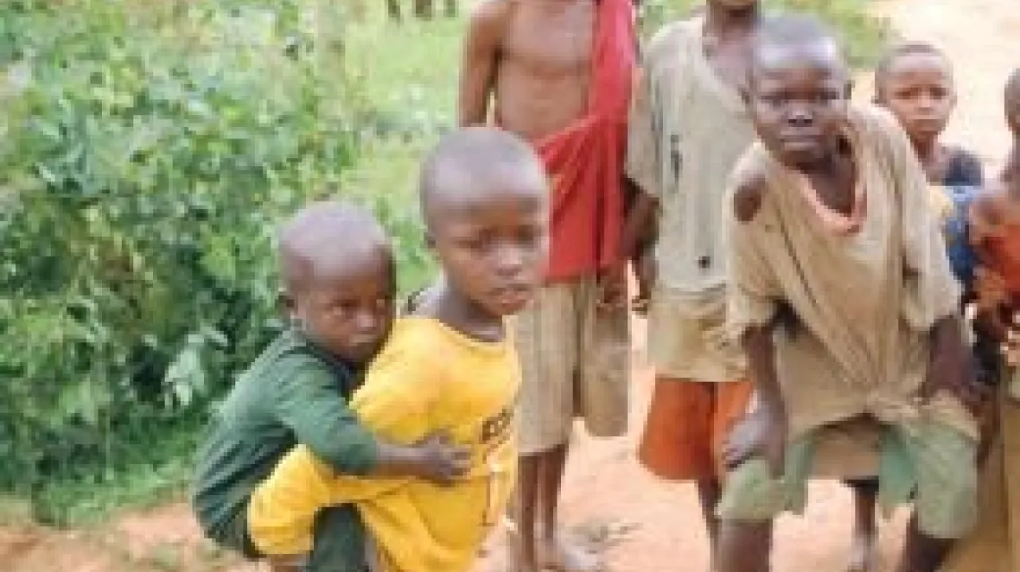 Dzieci na drodze w Karamie (Rwanda) / 