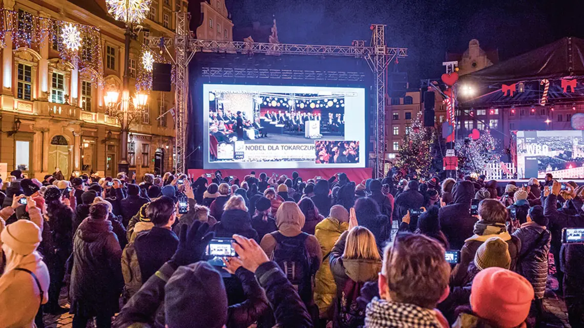 Transmisja wręczenia Nagrody Nobla Oldze Tokarczuk na wrocławskim Rynku, 10 grudnia 2019 r. / MACIEJ KULCZYŃSKI / UM WROCŁAW