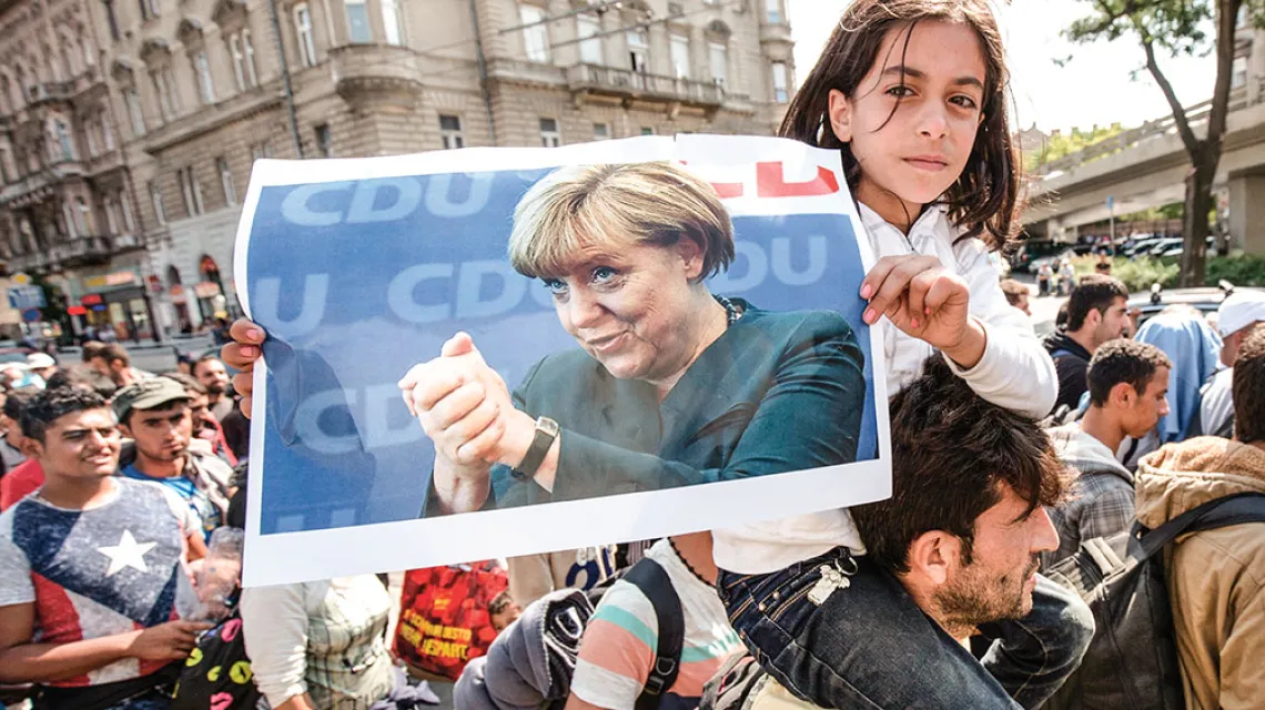 Robin Alexander: „Angela Merkel nie jest ani świętą, ani wiedźmą. Jest politykiem”. Na zdjęciu: uchodźcy w Budapeszcie, wrzesień 2015 r. / ANDRZEJ BOGACZ / FORUM