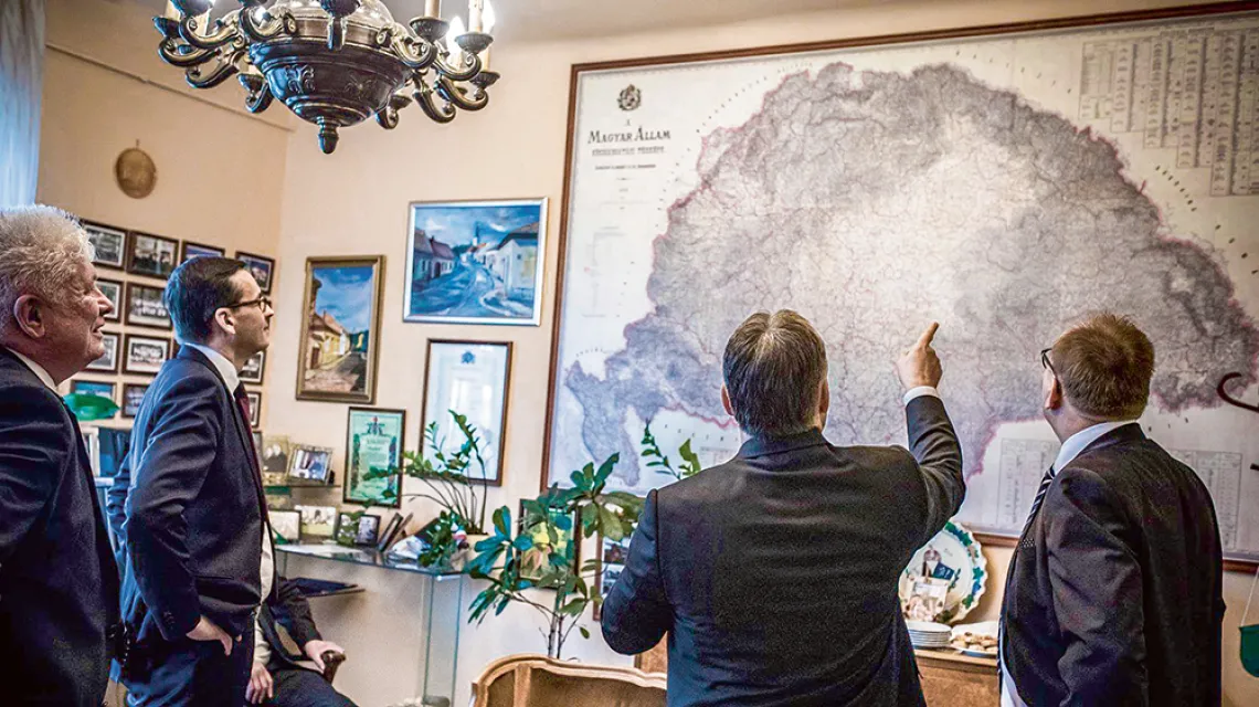Viktor Orbán objaśnia Mateuszowi Morawieckiemu mapę Węgier w granicach sprzed 1920 r. Budapeszt, 2018  r. / FACEBOOK / ORBAN VIKTOR