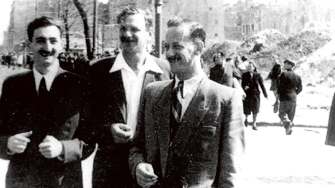 Marek Edelman, Icchak Cukierman  i Stefan Grajek, Warszawa 1945–1946 r. / ODBITKA W ARCHIWUM ŻIH