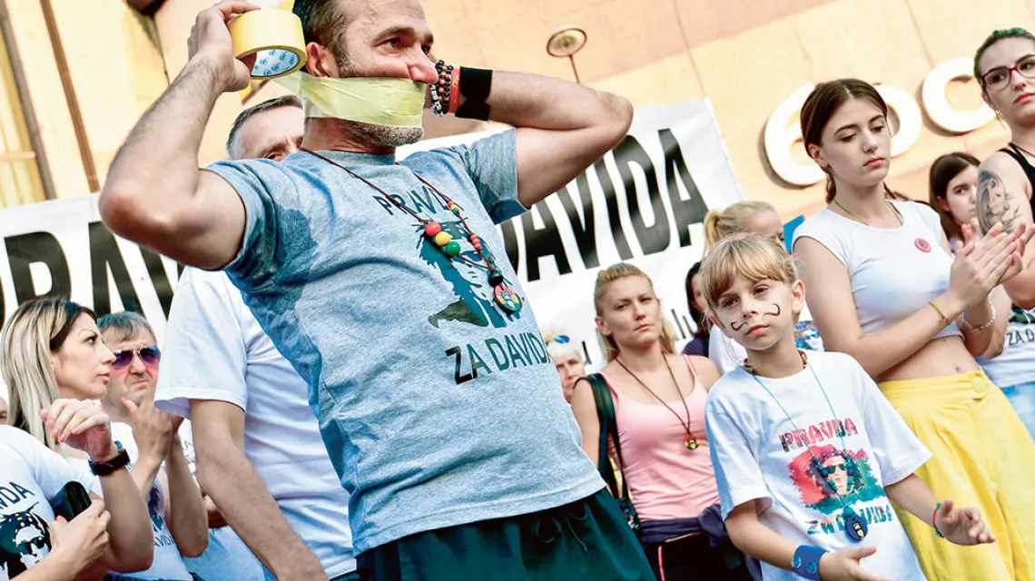 Davor Dragicević, ojciec Davida, podczas demonstracji zorganizowanej  sto dni po zabójstwie syna, Banja Luka, 3 lipca 2018 r. / ELVIS BARUKCIĆ / AFP / EAST NEWS