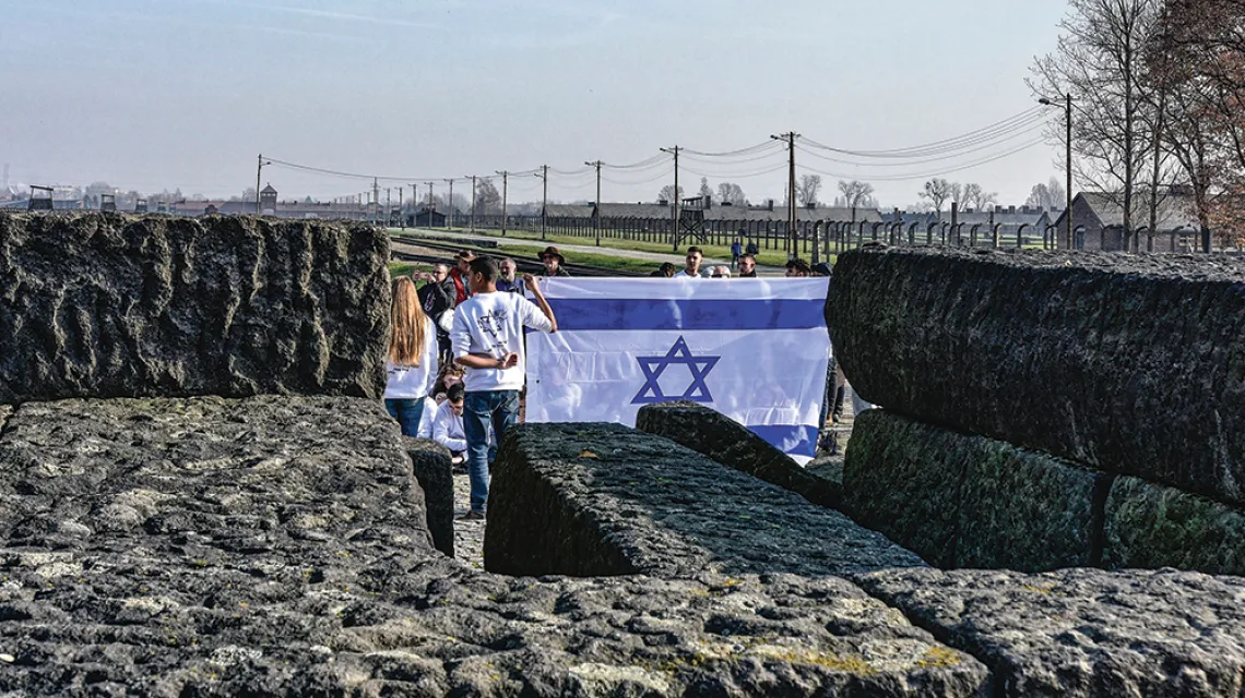 Młodzież z Izraela na terenie obozu koncentracyjnego Auschwitz. Oświęcim, 25 lutego 2020 r. / ALBIN MARCINIAK / EAST NEWS