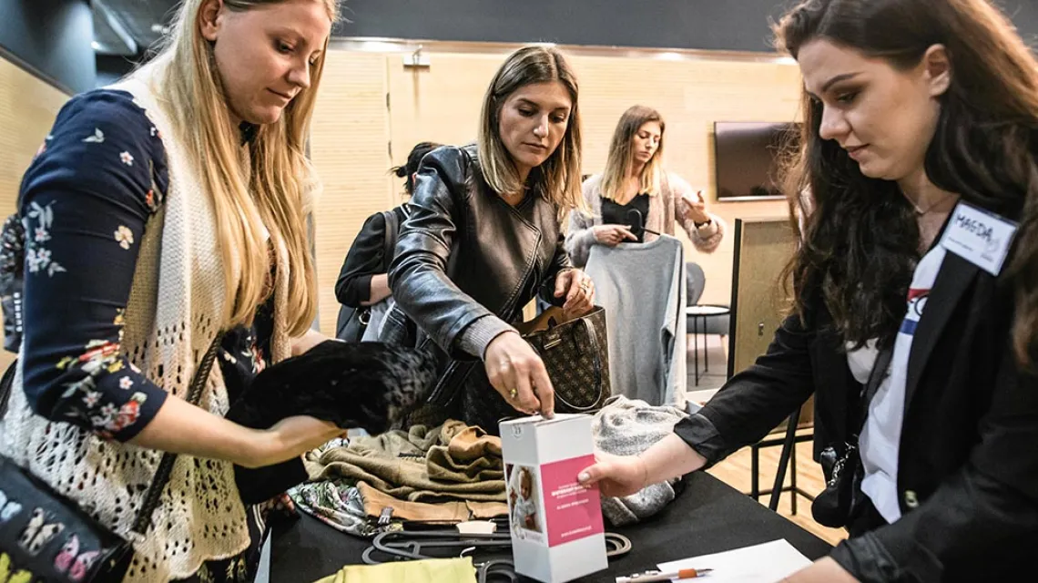 Akcja charytatywna na rzecz chorej na nowotwór złośliwy Marysi, której częścią była zbiórka i sprzedaż ubrań. Lublin, październik 2018 r. / JAKUB ORZECHOWSKI / AGENCJA GAZETA