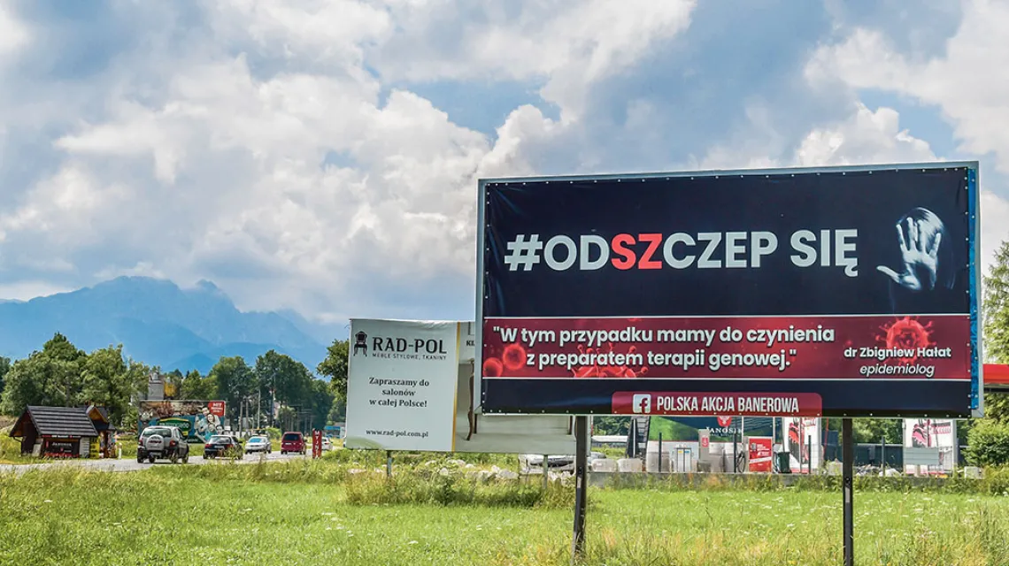 Akcja billboardowa ruchów ­antyszczepionkowych na drogach Podhala, Ustup k. Zakopanego, 16 lipca 2021 r. / MACIEK JONEK DLA „TP”