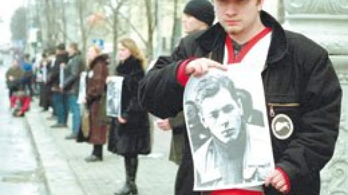Mińsk: demonstranci trzymają zdjęcia osób "zaginionych". / 
