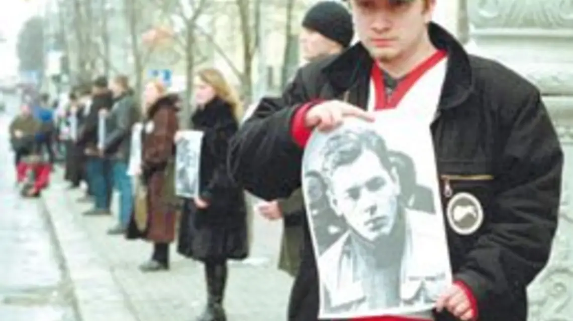 Mińsk: demonstranci trzymają zdjęcia osób "zaginionych". / 