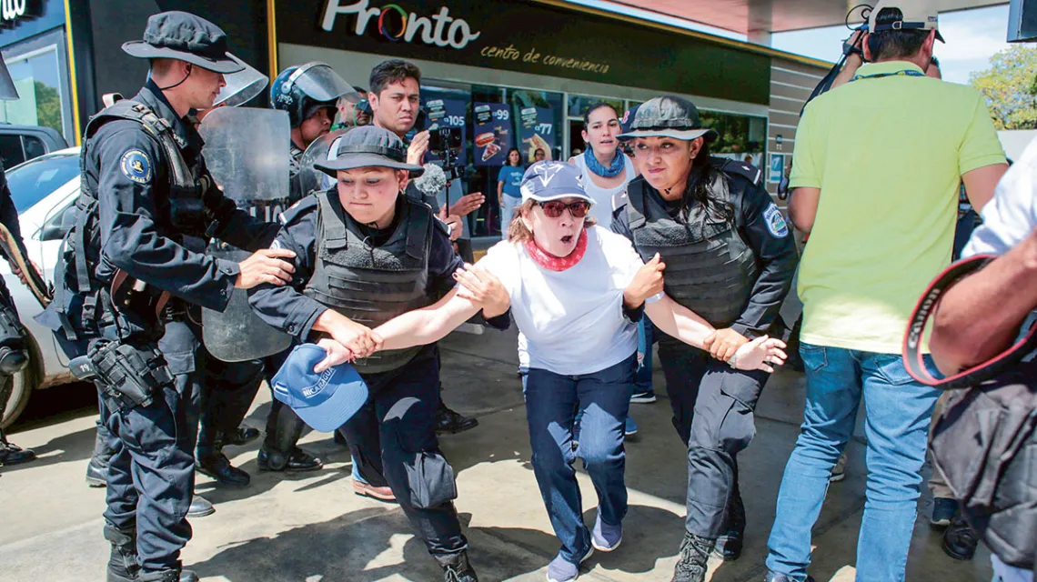 Zatrzymanie opozycjonistki Marii José Castillo podczas protestu przeciwko rządom Daniela Ortegi. Managua, 16 marca 2019 r. / OSWALDO RIVAS / REUTERS / FORUM