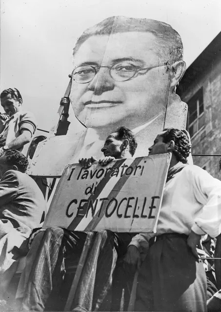 Wiec poparcia dla Palmiro Togliattiego po zamachu, w którym lider włoskich komunistów został ranny. Maszerują mieszkańcy Centocelle, rzymskiej dzielnicy przemysłowej. 17 lipca 1948 r. / KEYSTONE / GETTY IMAGES