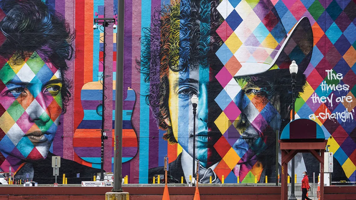 Pięciopiętrowy mural przedstawiający Boba Dylana autorstwa brazylijskiego muralisty Eduarda Kobry. Minneapolis, 3 kwietnia 2020 r. / STAR TRIBUNE VIA GETTY IMAGES