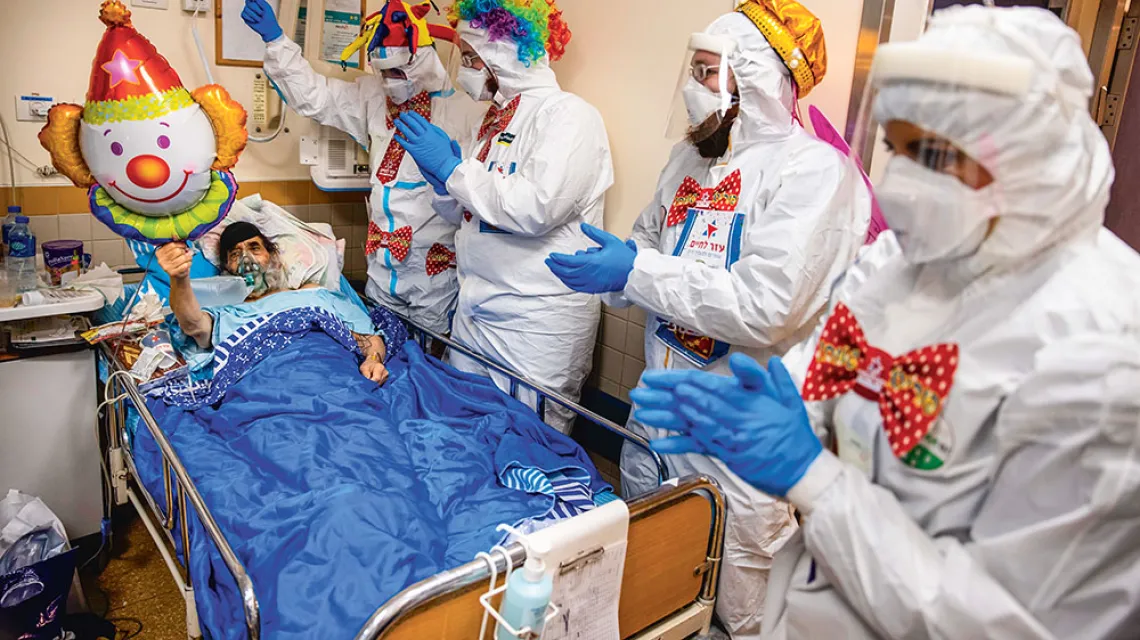 Z okazji nadchodzącego święta Purim przebierańcy przybyli także na oddział covidowy szpitala Sheba Medical Center, aby dodać otuchy pacjentom. Ramat Gan, Izrael, 16 lutego 2021 r. / ZIV KOREN / EAST NEWS