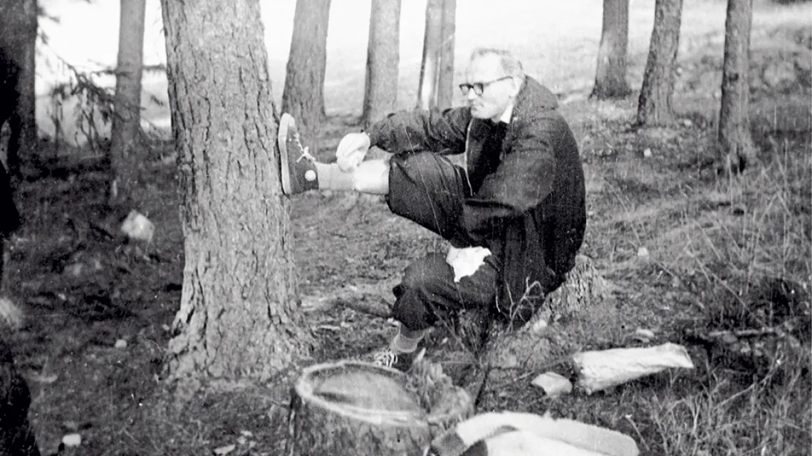 Ks. Karol Wojtyła na wycieczce w Ojcowskim Parku Narodowym, pierwsza połowa lat 50. XX w. REPRODUKCJA / PAP / 