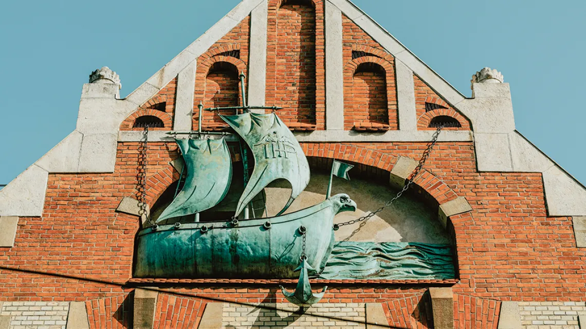 Dom Pod Globusem – monumentalna fasada z okrętem (od ul. Długiej). Kraków, luty 2021 r. / K. SCHUBERT / MIK / MATERIAŁY PRASOWE